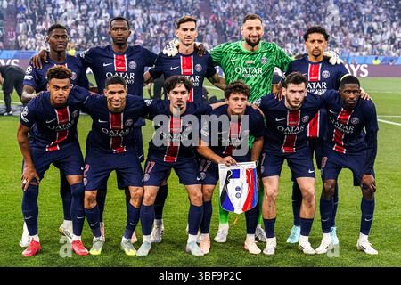 MUNICH, ALLEMAGNE - MAI 31 : le gardien Gianluigi Donnarumma du Paris Saint-Germain, Nuno Mendes du Paris Saint-Germain, Willian Pacho du Paris Saint-Germain, Marquinhos du Paris Saint-Germain, Achraf Hakimi du Paris Saint-Germain, Fabian Ruiz du 2025 Paris Saint-Germain, Vitinha du Paris Saint-Germain, Joao Neves du Paris Saint-Germain, Kvicha Kvaratskhelia du Paris Saint-Germain, Ousbal Dembele Dembele du Paris Saint-Germain, et l'équipe des Champions de la finale de l'Internaza Paris Saint-Germain lors de l'équipe de l'UEFA de l'équipe de football américain Banque D'Images