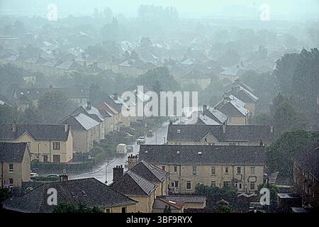 Glasgow, Écosse, Royaume-Uni. 31 mai 2025. Météo britannique : tempête de pluie dans la ville alors que les tours et les banlieues pf Knightswood souffrent. Crédit Gerard Ferry/Alamy Live News Banque D'Images