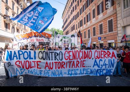 Rome, RM, Italie. 31 mai 2025. Le ''décret de sécurité'' est sur le point de devenir une loi. Des milliers de personnes de toute l'Italie se joignent à la marche et manifestent leur désaccord. La nouvelle loi durcit les peines pour les manifestations de rue, les barrages routiers, les manifestations pacifiques, la résistance à un agent public. ''Naples contre le génocide, la guerre et les changements autoritaires'' lit la bannière. (Crédit image : © Marco Di Gianvito/ZUMA Press Wire) USAGE ÉDITORIAL SEULEMENT ! Non destiné à UN USAGE commercial ! Crédit : ZUMA Press, Inc/Alamy Live News Banque D'Images