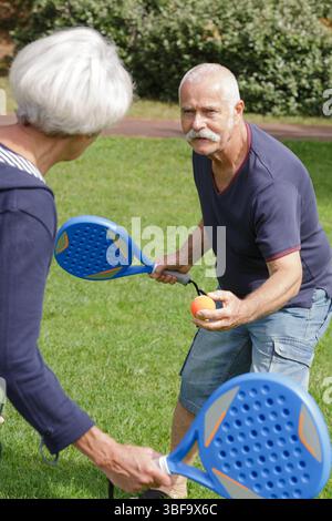 un couple d'adultes joue au tennis Banque D'Images
