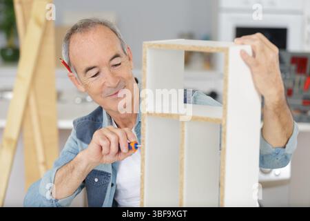 ensemble de meubles plats a assemblage male Banque D'Images