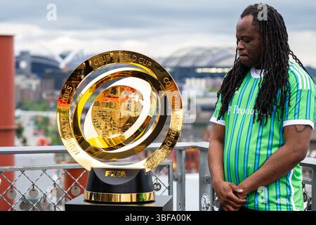 Seattle, États-Unis. 31 mai 2025. Le Trophée Coupe du monde des clubs de la FIFA se rend à Seattle. Le trophée a été affiché aujourd'hui sur la terrasse du marché Pike place alors que les fans de football se sont alignés plus d'une heure plus tôt pour l'événement de deux heures pour se faire prendre en photo avec le trophée emblématique. Seattle est sur le point d'accueillir plusieurs matchs en 2026, ajoutant plus d'un milliard dans l'économie locale. Crédit : James Anderson/Alamy Live News Banque D'Images