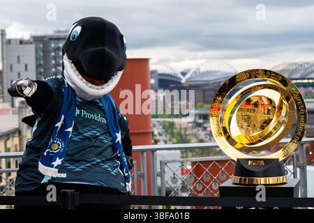 Seattle, États-Unis. 31 mai 2025. Le Trophée Coupe du monde des clubs de la FIFA se rend à Seattle. Le trophée a été affiché aujourd'hui sur la terrasse du marché Pike place alors que les fans de football se sont alignés plus d'une heure plus tôt pour l'événement de deux heures pour se faire prendre en photo avec le trophée emblématique. Seattle est sur le point d'accueillir plusieurs matchs en 2026, ajoutant plus d'un milliard dans l'économie locale. Crédit : James Anderson/Alamy Live News Banque D'Images