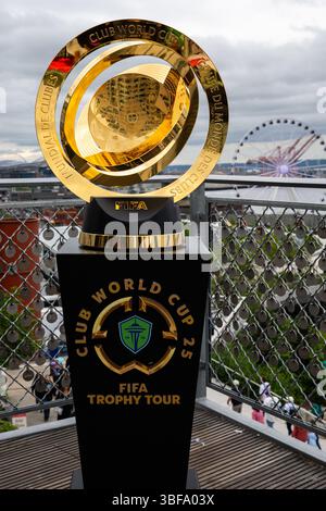 Seattle, États-Unis. 31 mai 2025. Le Trophée Coupe du monde des clubs de la FIFA se rend à Seattle. Le trophée a été affiché aujourd'hui sur la terrasse du marché Pike place alors que les fans de football se sont alignés plus d'une heure plus tôt pour l'événement de deux heures pour se faire prendre en photo avec le trophée emblématique. Seattle est sur le point d'accueillir plusieurs matchs en 2026, ajoutant plus d'un milliard dans l'économie locale. Crédit : James Anderson/Alamy Live News Banque D'Images