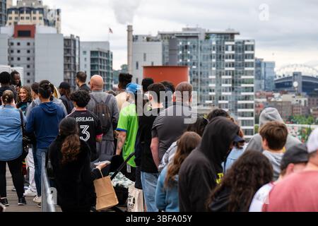 Seattle, États-Unis. 31 mai 2025. Le Trophée Coupe du monde des clubs de la FIFA se rend à Seattle. Le trophée a été affiché aujourd'hui sur la terrasse du marché Pike place alors que les fans de football se sont alignés plus d'une heure plus tôt pour l'événement de deux heures pour se faire prendre en photo avec le trophée emblématique. Seattle est sur le point d'accueillir plusieurs matchs en 2026, ajoutant plus d'un milliard dans l'économie locale. Crédit : James Anderson/Alamy Live News Banque D'Images