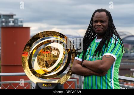Seattle, États-Unis. 31 mai 2025. Le Trophée Coupe du monde des clubs de la FIFA se rend à Seattle. Le trophée a été affiché aujourd'hui sur la terrasse du marché Pike place alors que les fans de football se sont alignés plus d'une heure plus tôt pour l'événement de deux heures pour se faire prendre en photo avec le trophée emblématique. Seattle est sur le point d'accueillir plusieurs matchs en 2026, ajoutant plus d'un milliard dans l'économie locale. Crédit : James Anderson/Alamy Live News Banque D'Images