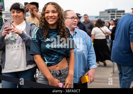 Seattle, États-Unis. 31 mai 2025. Le Trophée Coupe du monde des clubs de la FIFA se rend à Seattle. Le trophée a été affiché aujourd'hui sur la terrasse du marché Pike place alors que les fans de football se sont alignés plus d'une heure plus tôt pour l'événement de deux heures pour se faire prendre en photo avec le trophée emblématique. Seattle est sur le point d'accueillir plusieurs matchs en 2026, ajoutant plus d'un milliard dans l'économie locale. Crédit : James Anderson/Alamy Live News Banque D'Images