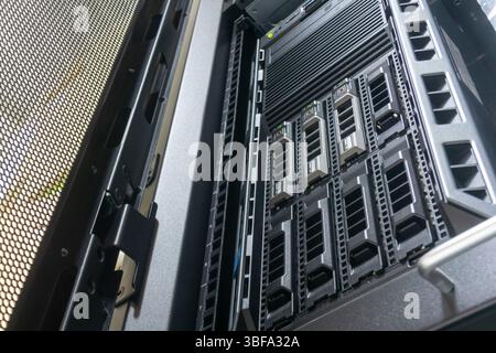 Vue intérieure d'un rack de serveurs présentant plusieurs serveurs lames et unités de stockage. Cette image met en évidence la technologie et l'infrastructure informatiques modernes Banque D'Images