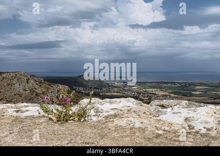 Vue panoramique à couper le souffle depuis le massif du Montgrí, avec un aperçu de la ville d'Estartit, des îles Medes et de la vaste mer Méditerranée. Banque D'Images