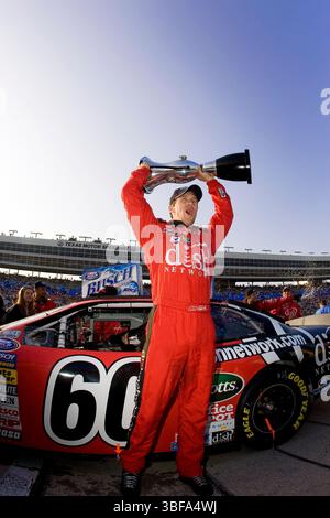 Fort Worth, Texas, États-Unis. 3 novembre 2007. Carl Edwards remporte le championnat NBS au Texas Motor Speedway après avoir terminé 11e dans la course du NASCAR Busch Series O'Reilly Challenge à Fort Worth, Texas. (Crédit image : © Walter G. Arce Sr./ASP via ZUMA Press Wire) USAGE ÉDITORIAL SEULEMENT ! Non destiné à UN USAGE commercial ! Banque D'Images