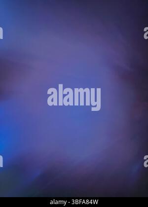 Le fond bleu montre des faisceaux de lumière augmentant d'un côté. Des ruisseaux lumineux brillent à travers les zones sombres. La zone centrale est plus claire avec un cadre sombre sur les bords. Banque D'Images