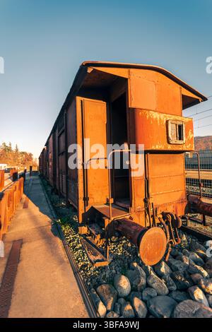 Borgo San Dalmazzo, Cuneo, Italie. Le mémorial de la déportation fait avec les vieux wagons de train de la seconde guerre mondiale. Banque D'Images