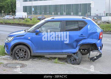 Voiture cassée après un accident de voiture, assurance responsabilité civile photo symbolique, perte totale Banque D'Images