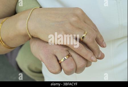 Main de l'homme, main de la femme, anneaux d'or, mariage, mariage, le mariage Banque D'Images