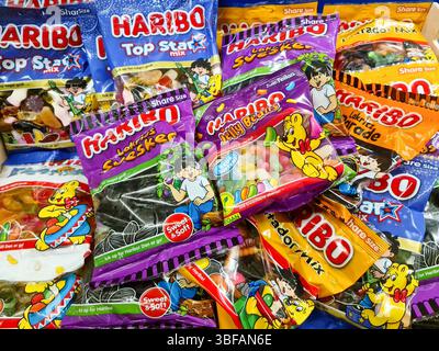 Kiel, Allemagne - 28. Mai 2025 : différents types de bonbons Haribo dans des sacs en plastique colorés, créant un affichage vibrant et tentant Banque D'Images