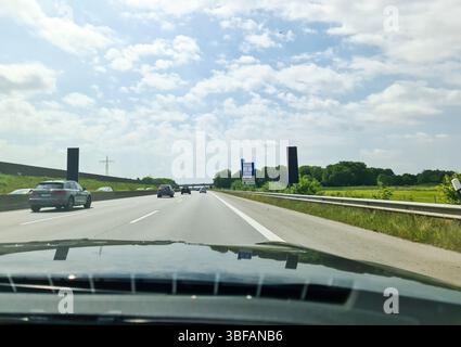 Kiel, Allemagne - 28. Mai 2025 : vue à la première personne conduisant sur l'autoroute allemande près de la sortie Kiel lors d'une journée ensoleillée d'été Banque D'Images