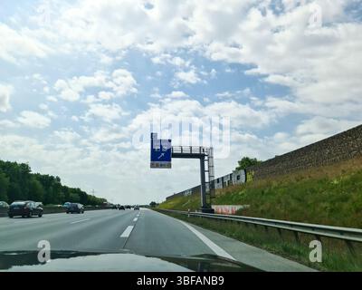 Kiel, Allemagne - 28. Mai 2025 : les voitures circulant sur l'autoroute allemande près d'aalbek sortent sous le ciel nuageux Banque D'Images