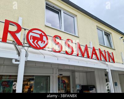 Kiel, Allemagne - 28. Mai 2025 : le logo Rossmann rouge brille au-dessus de l'entrée d'une pharmacie à Kiel, en Allemagne Banque D'Images