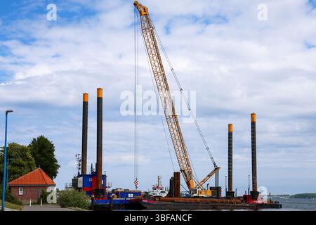 Kiel, Allemagne - 28. Mai 2025 : grue pose les fondations des éoliennes offshore dans le fjord de Kiel Banque D'Images