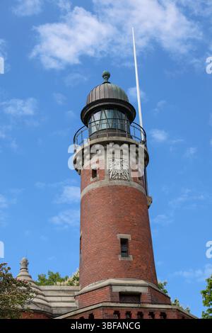 Kiel, Allemagne - 28. Mai 2025 : phare en briques rouges avec toit en cuivre et paratonnerre sous un ciel bleu avec quelques nuages Banque D'Images