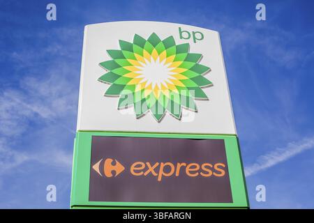LYON, FRANCE - 26 FÉVRIER 2019 : BP plc (anciennement British Petroleum Company plc) logo d'une multinationale pétrolière et gazière britannique sur son service de gaz Banque D'Images
