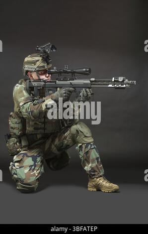 Soldat de l'OTAN en pleine vitesse. Homme militaire sur fond noir Banque D'Images