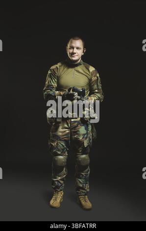 Soldat de l'OTAN en pleine vitesse. Homme militaire sur fond noir Banque D'Images