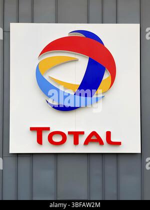 Total, logo de la compagnie multinationale française de pétrole et de gaz sur sa station-service de gaz à Lyon, France. Photographie mobile. LYON, FRANCE - 25 FÉVRIER 2020 Banque D'Images