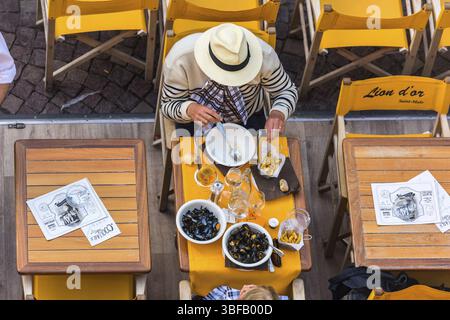 FRANCE, SAINT-MALO - SEPTEMBRE 25 : les gens déjeunent des moules au restaurant en plein air en France le 25 septembre 2015. Vue de dessus Banque D'Images