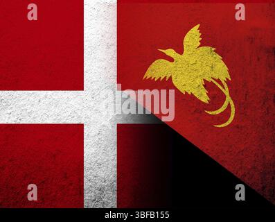 Le Royaume du Danemark drapeau national avec l'État indépendant de Papouasie-Nouvelle-Guinée drapeau national. Grunge l'arrière-plan Banque D'Images