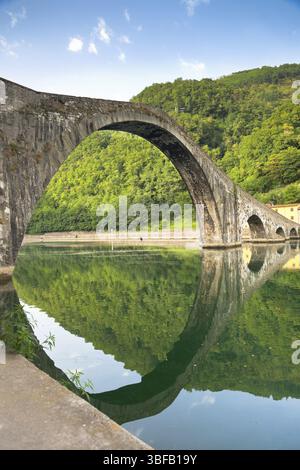 Pont de la Maddalena à Bagni di Lucca, Toscane, Italie. Aussi connu sous le Pont du Diable Banque D'Images