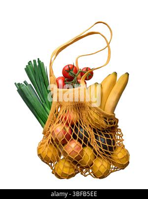 Fruits et légumes frais dans un sac de marché en maille réutilisable jaune découpe isolée sur blanc Banque D'Images
