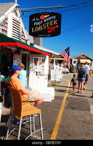 Les gens profitent d'une journée d'été ensoleillée dans une cabane à homard sur le à Ogunquit, Maine Banque D'Images