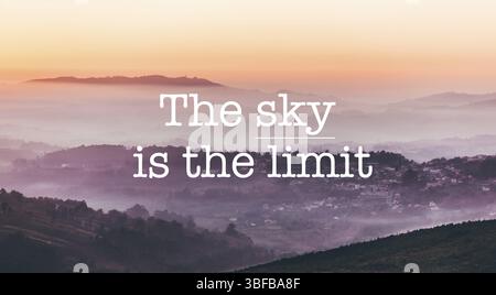 Motivation inspirante citation avec phrase le ciel est la limite, fond de montagnes brumeuses Banque D'Images