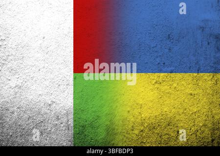 La République de Madagascar drapeau national avec drapeau national de l'Ukraine. Grunge l'arrière-plan Banque D'Images