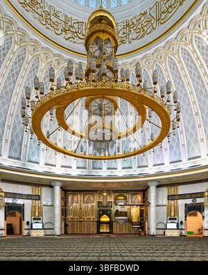 La mosquée Jame ASR Hassanil Bolkiah est observée à Bandar Seri Begawan, Brunei Darussalam. Un grand lustre doré est suspendu au plafond décoré avec de beaux éléments d'art islamique et de design Banque D'Images