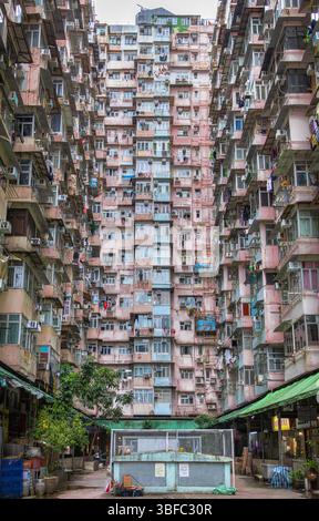 Logement densément peuplé dans le vieux quartier résidentiel de Quarry Bay, Hong Kong. Surnommé 'Monster Building. Banque D'Images