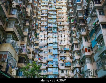 Logement densément peuplé dans le vieux quartier résidentiel de Quarry Bay, Hong Kong. Surnommé 'Monster Building. Banque D'Images