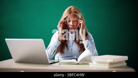 Fatigué Math Student Teen avec Head Ache et douleur dormir. Tuteur de mathématiques enseignant Collège étudiant mathématiques Banque D'Images
