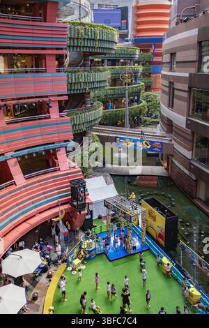 Bâtiments colorés et passerelle du canal City Mall situé à Fukuoka, au Japon Banque D'Images