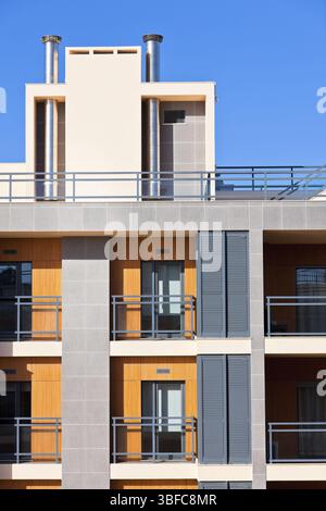 Nouveau resort de vacances Chambre contre ciel bleu. Shot verticale Banque D'Images