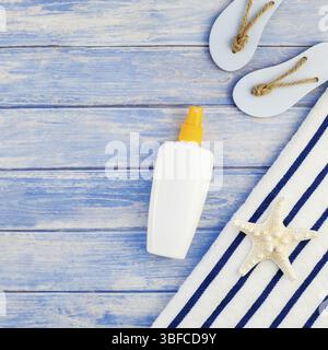 Télévision créative concept laïcs de l'été vacances voyage. Square Vue de dessus de l'écran solaire serviette de plage tongs bouteille en bois bleu pastel étoile de coquillages Banque D'Images