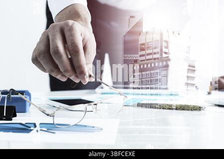 Homme d'affaires se tenant près du bureau et analysant les diagrammes financiers. Directeur d'entreprise réussi en costume et cravate d'affaires. Gros plan main homme avec un Banque D'Images