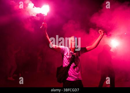 Paris, France. 31 mai 2025. En dehors du Parc des Princes, une mer de joie et de feux d'artifice : les fans du Paris Saint-Germain éclatent en fête après le superbe triomphe 5-0 de leur équipe sur l'Inter Milan à Munich. Avec cette victoire historique, le PSG devient le deuxième club français de football après l’Olympique de Marseille en 1993 à remporter le trophée de l’UEFA Champions League. Crédit : Stefano Lorusso/ZUMA Press Wire/ZUMA Wire/Alamy Live News Banque D'Images