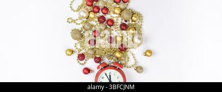 Nouvelle Année ou composition de Noël télévision jeter Vue de dessus de Noël Décoration fête toy balls sparkles white isolés papier fond copy space Banque D'Images