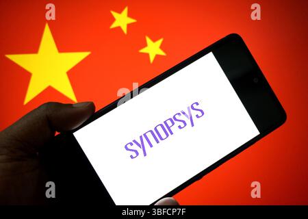 Inde. 31 mai 2025. Dans cette illustration photo, un logo Synopsys est affiché sur un smartphone avec le drapeau de la Chine en arrière-plan. Crédit : SOPA images Limited/Alamy Live News Banque D'Images
