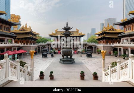 Shanghai, Chine - 21 avril 2025 : le temple Jing'an (temple de la paix et de la tranquillité) est un temple ésotérique bouddhiste Tangmi Banque D'Images