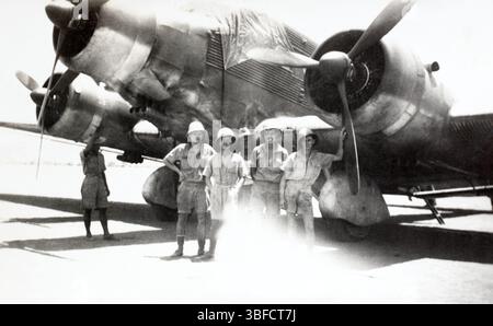 Des soldats britanniques ont posé devant un avion de transport italien Ala Littoria Junkers Ju 52/3mlu capturé lors de la campagne est-africaine de la seconde Guerre mondiale. Banque D'Images