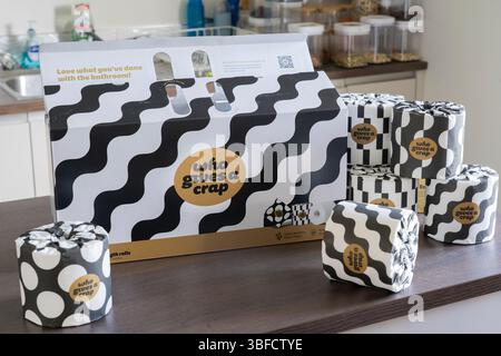 Boîte de papier toilette en bambou dans une maison britannique par la société australienne et marque qui donne Une merde, B Corp et FSC certifié. Concept : durable Banque D'Images