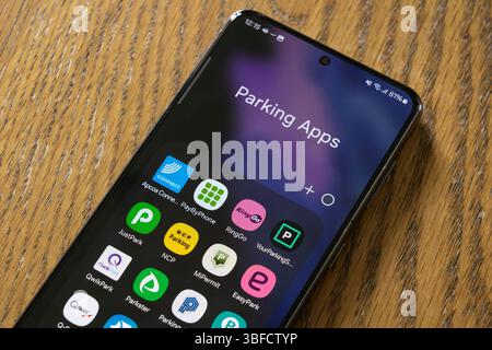 Smartphone affichant plusieurs applications de stationnement. Il existe une initiative pour les remplacer par une application de stationnement unifiée NPP (National parking Platform), Royaume-Uni Banque D'Images